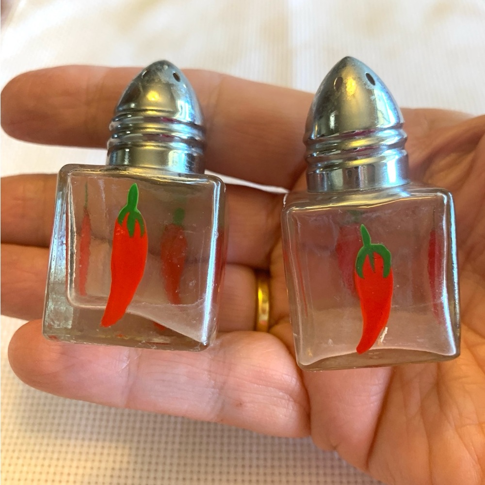 Vintage Handpainted Chili Pepper Glass Salt and Pepper Shakers - Picture 2 of 5